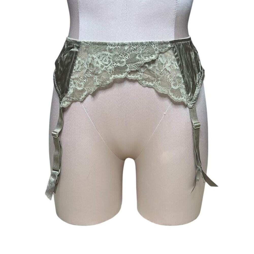 Vintage 2010s Victoria’s Secret garter belt!!